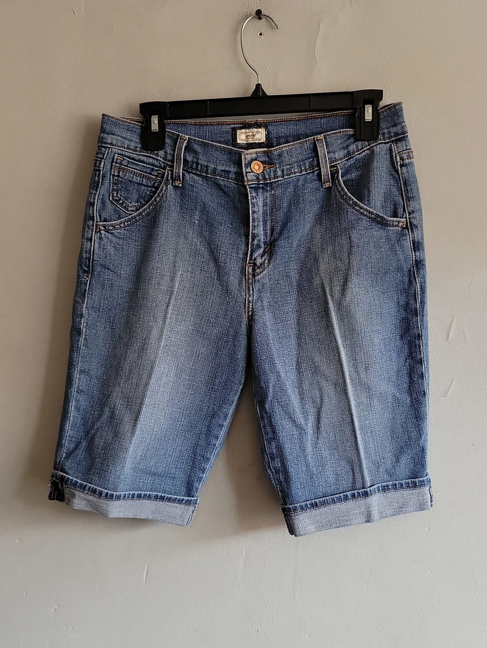 Women's size 6 Levi's 515 light blue denim bermuda shorts/capri pants